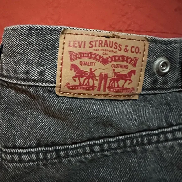 Levi’s Cinch Barrel Leg Women Jeans in Faded Black - Picture 6 of 13